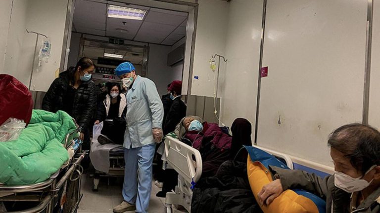 Çin’de hastanelerde yer kalmadı, hastalar koridorda tedavi ediliyor