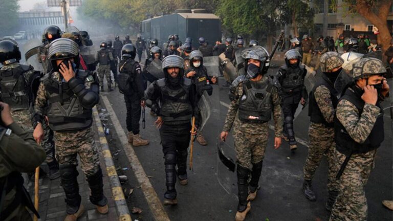 Pakistan’da gözaltına alınmak istenen İmran Han’ın destekçileriyle polis arasında çatışma