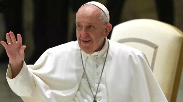 Tedavi gören Papa Francesco taburcu oldu: “Hala hayattayım”