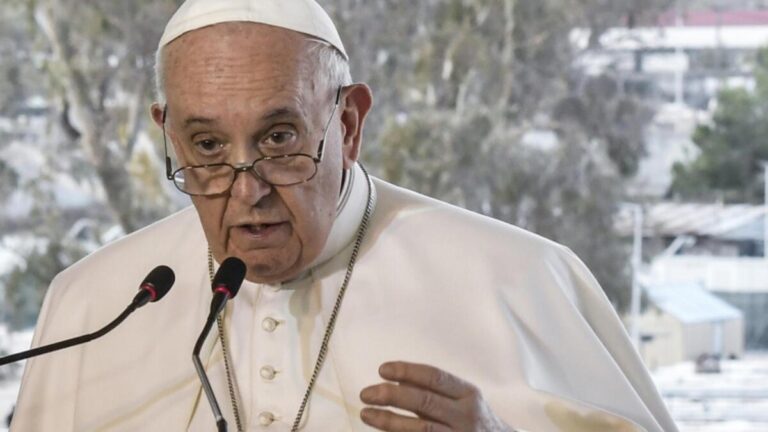 Papa’dan evcil hayvanlara ‘çocuk’ muamelesi yapılmasına tepki: ‘Bir sürü çocuk aç’