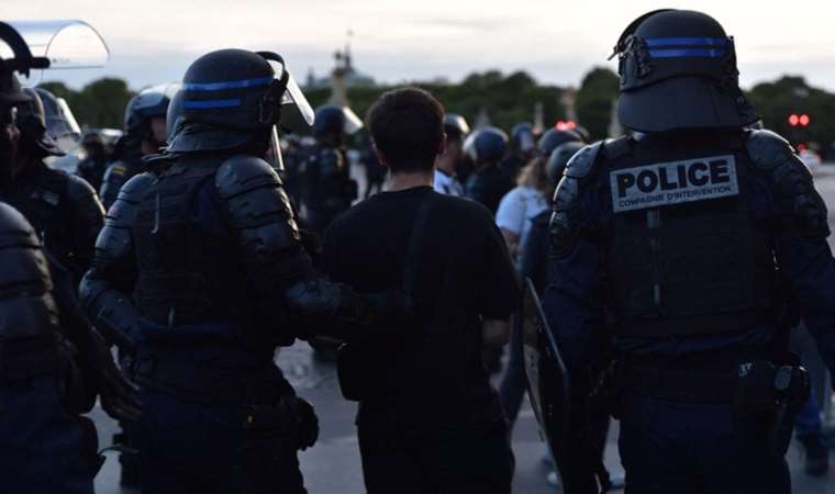 Fransa, Nael’i öldüren polisin ailesi için toplanan 1,6 milyon avroyu tartışıyor