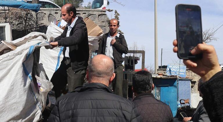 Çöpten kağıt topladığı kente Büyükşehir Belediye başkan adayı oldu! El arabası ile seçim çalışması yapıyor
