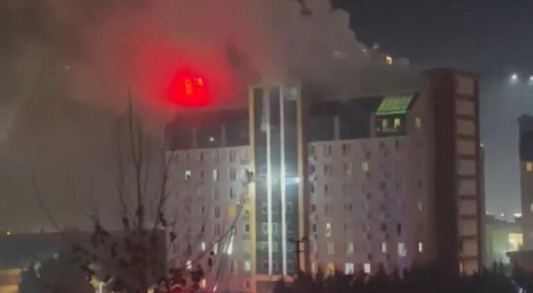 Esenyurt’ta 11 katlı rezidansta yangın! 40 kişi kurtarıldı
