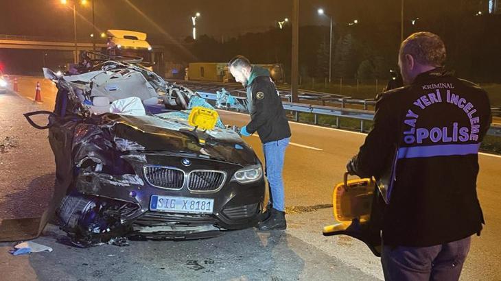 TEM’de feci kaza! TIR’a çarpan otomobilin tavanı koptu: 1 ölü, 2 yaralı
